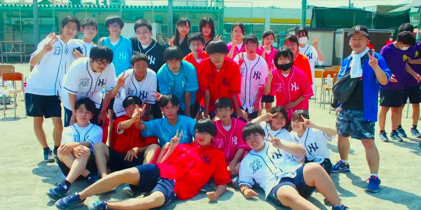 おそろいのクラスTシャツを着て運動会で集合写真におさまる生徒たち