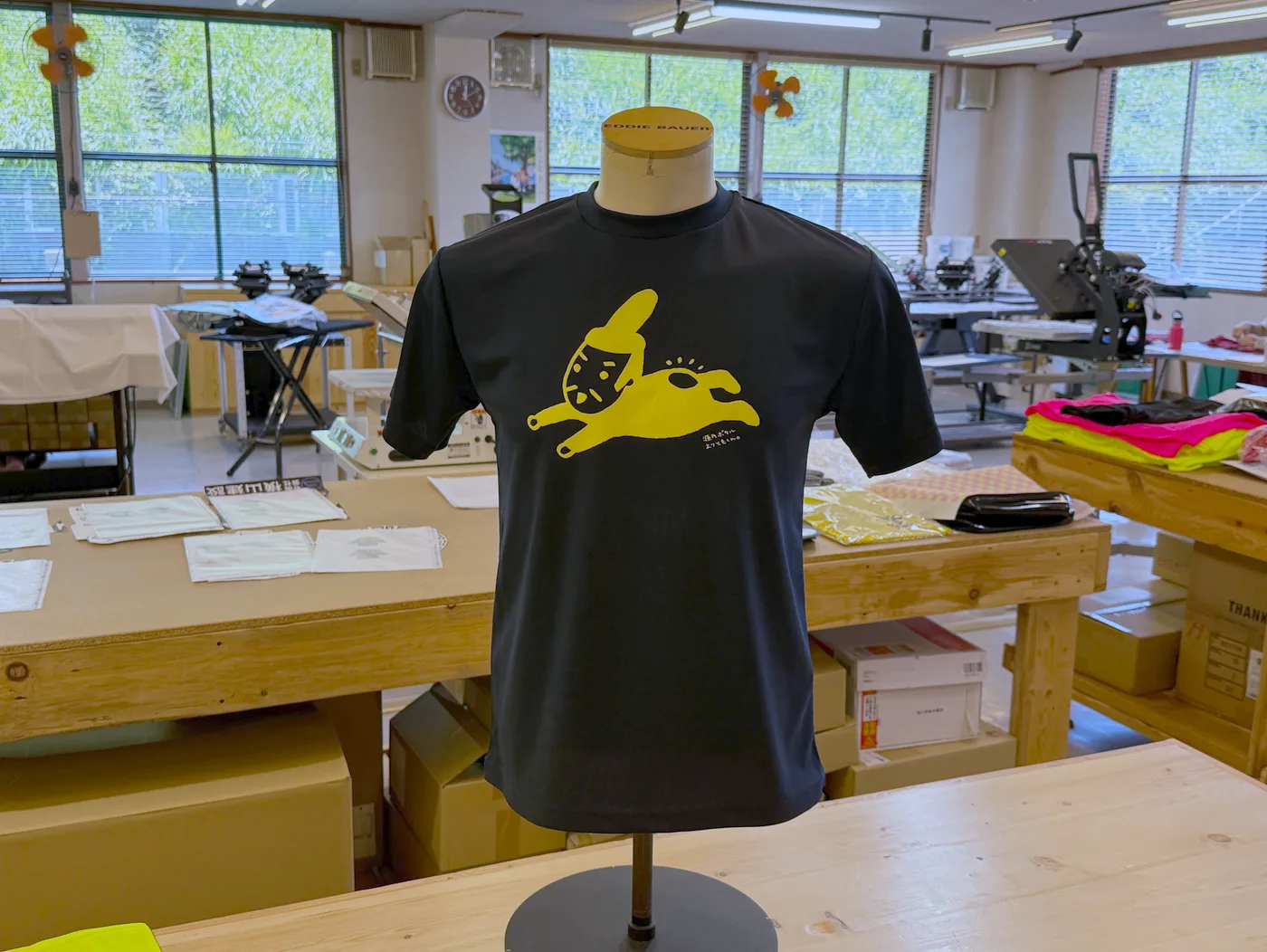 おそろいのTシャツを着て地域の行事に参加する大人数のグループ