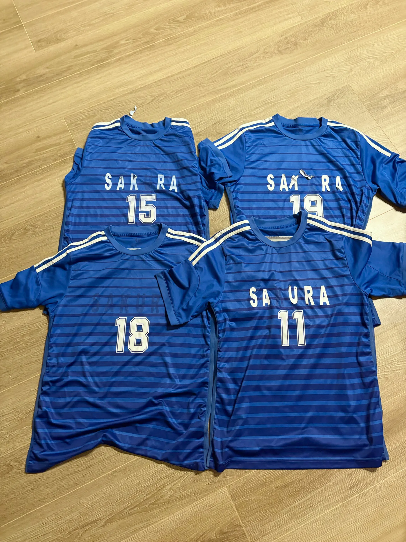 チーム名の文字が剥がれて欠けてしまった青いサッカーユニフォーム4着