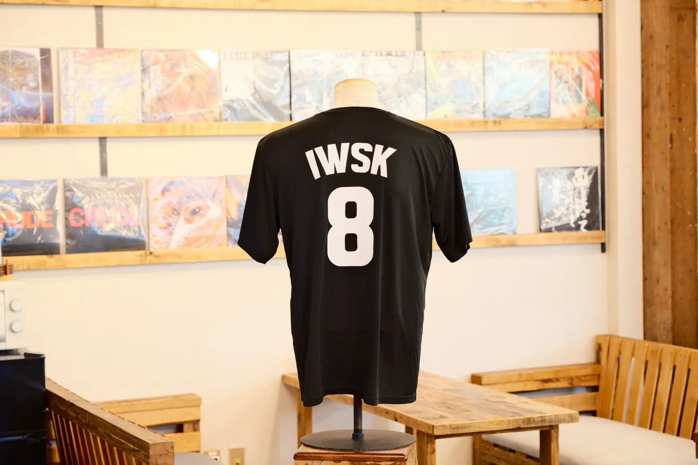 背中に白い文字でIWSKと背番号8を入れた黒のTシャツ