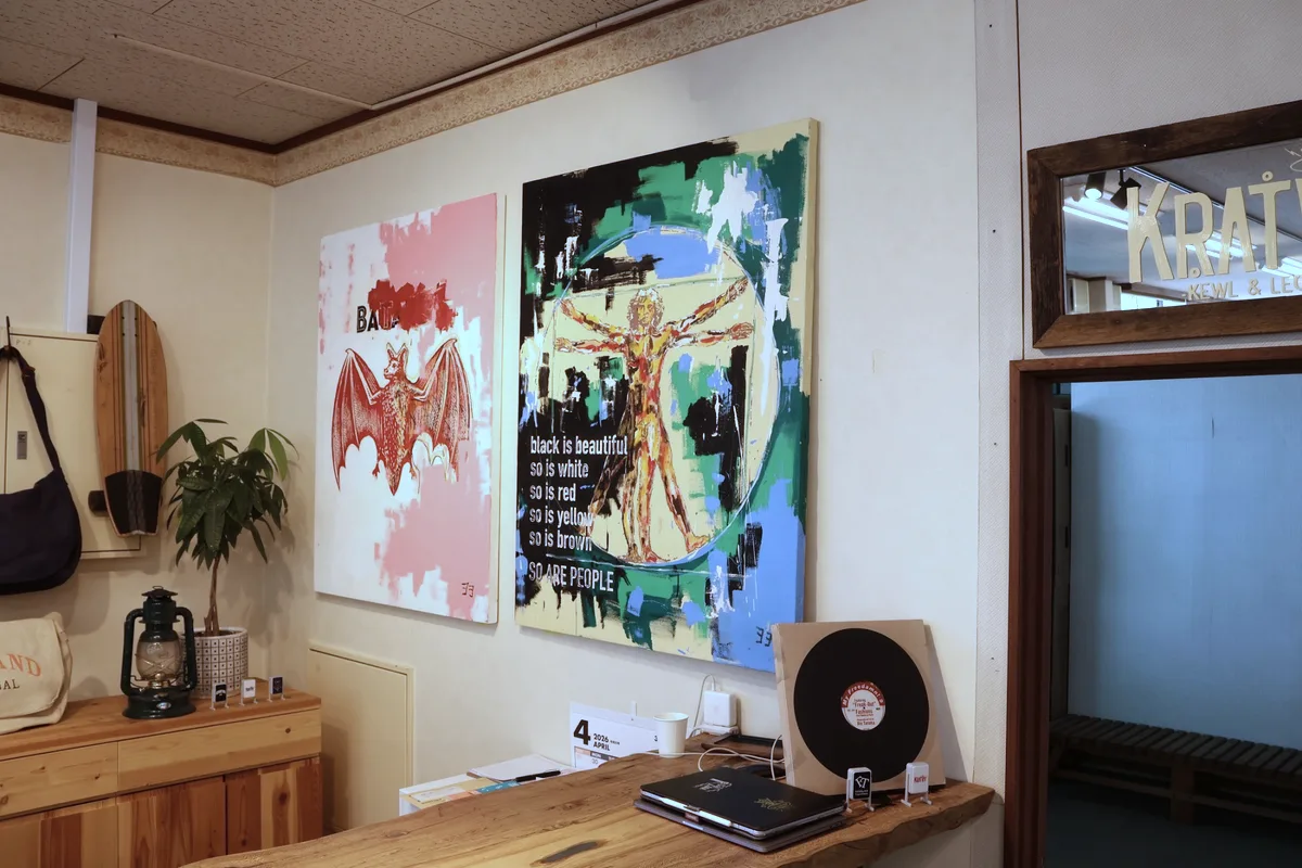 アート作品とレコードが飾られた工場の一角