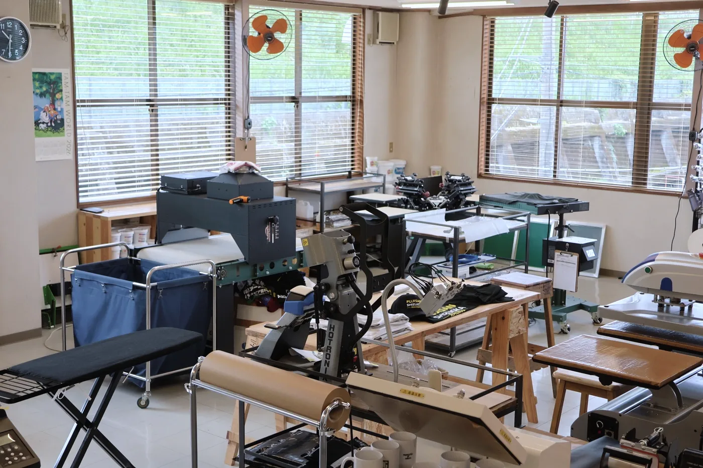 プリント機材と作業台が並ぶHiYOSHiの工場全景