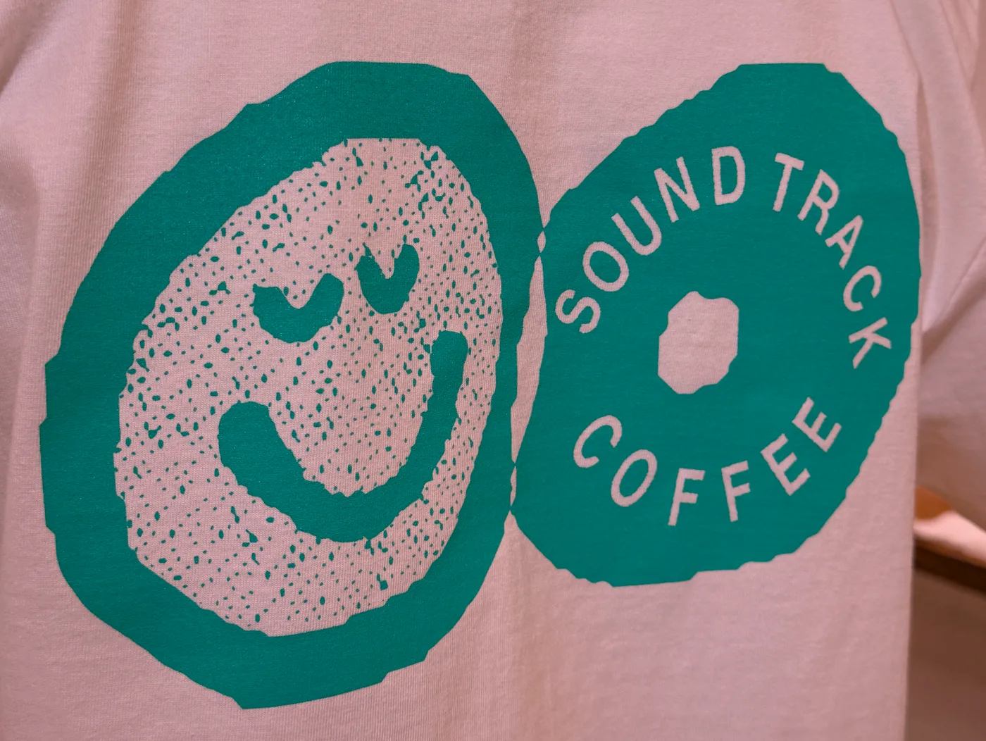 背中に大きくロゴを入れた記念のTシャツ