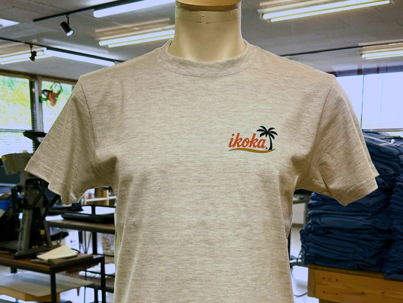 背中に大きくロゴをプリントした黒のTシャツ