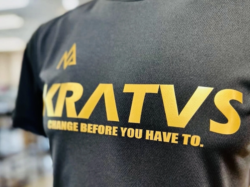 自社ブランド KRATVS のTシャツ