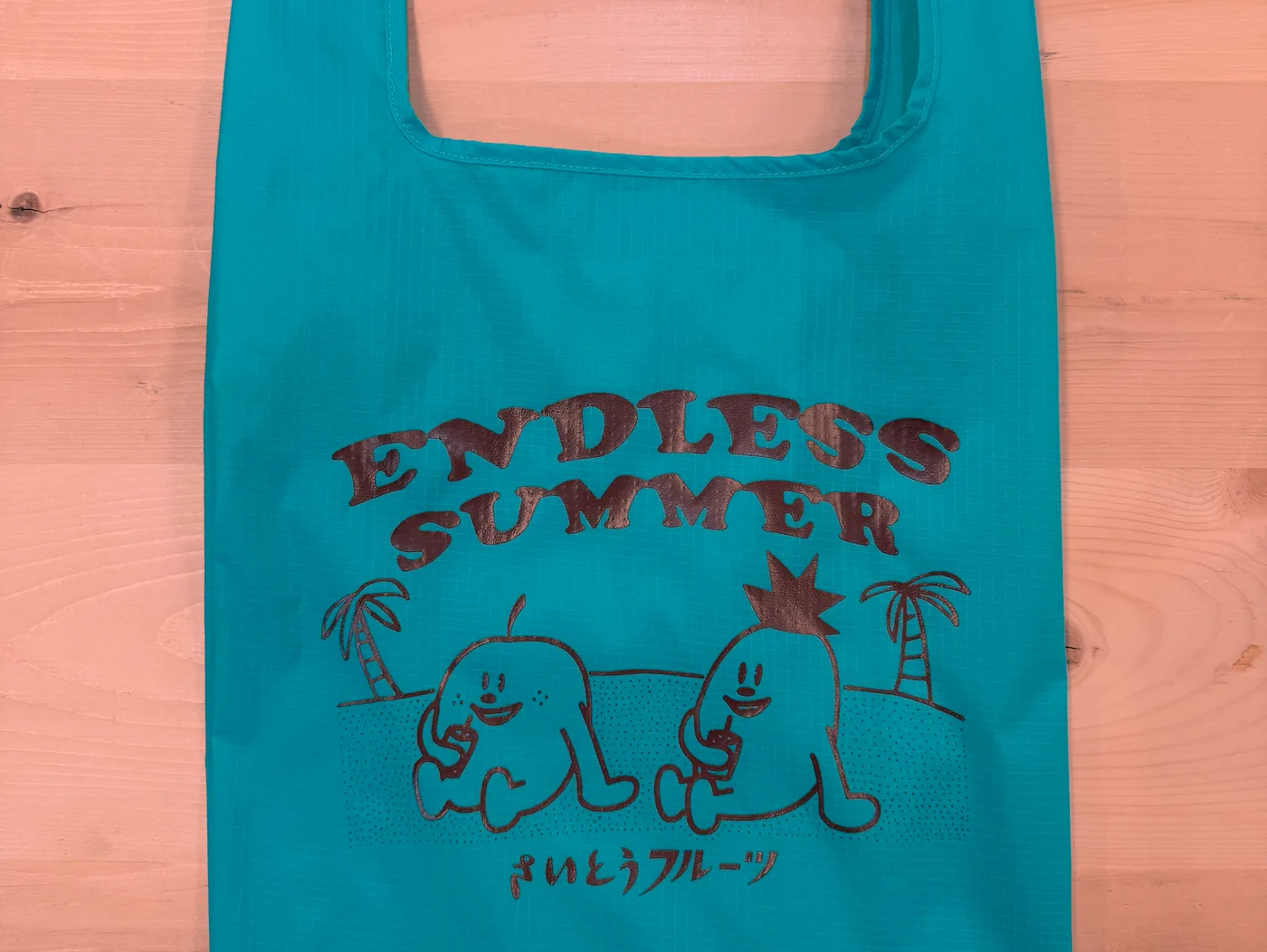ロゴをプリントした厚手生地のトートバッグ
