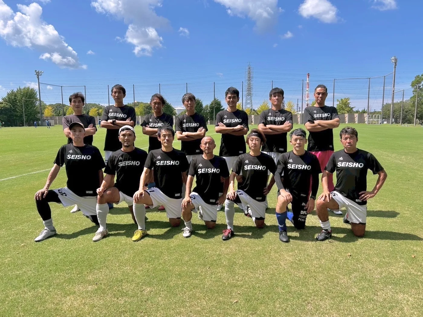 おそろいの練習着を着て整列するサッカーチームのメンバー