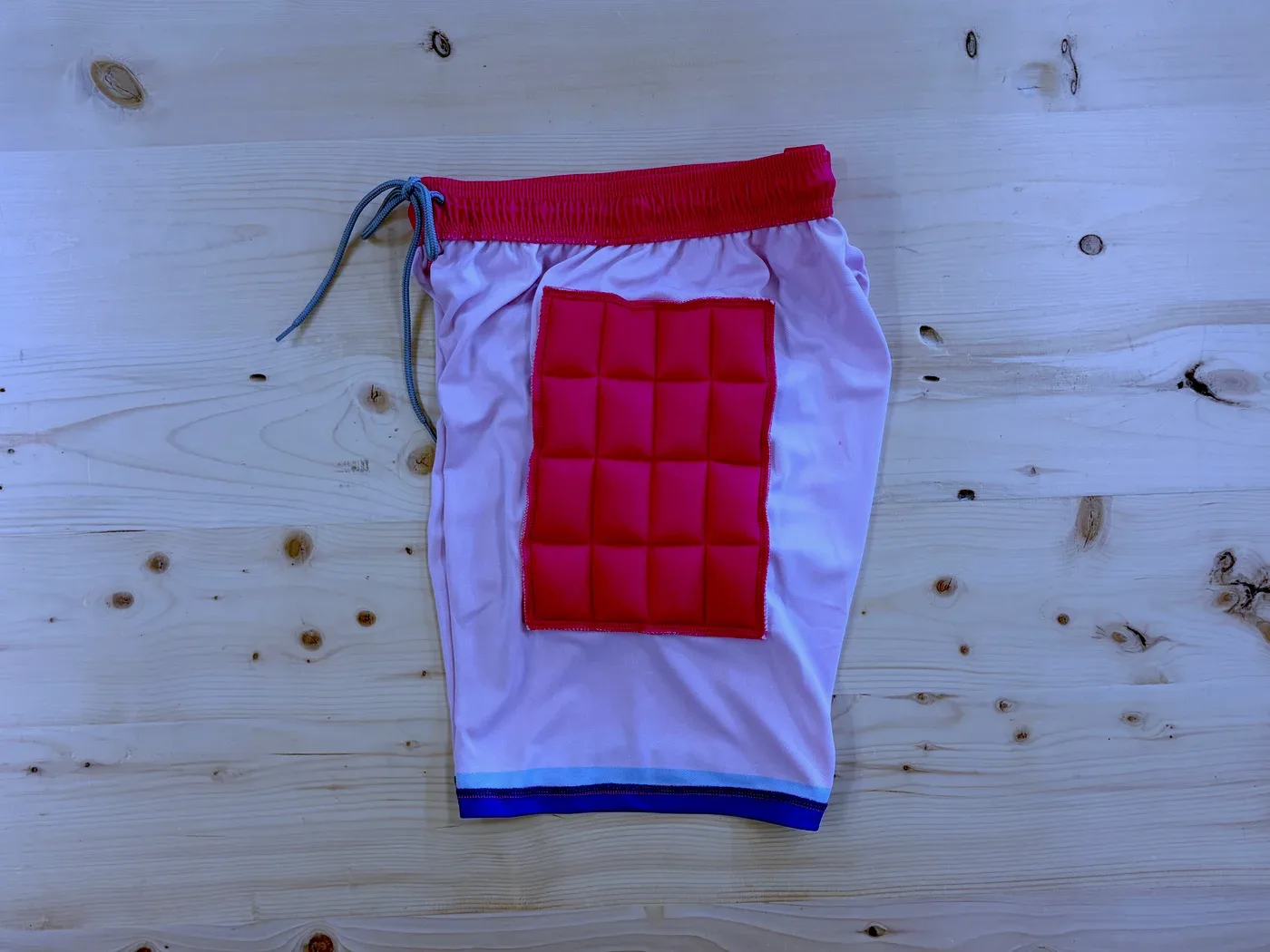 白いゴールキーパー用パンツの腰まわりに赤いパッドが入っているのを見せた写真