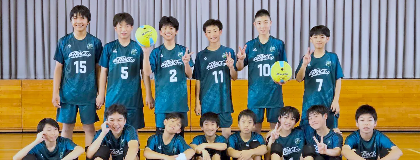 おそろいのグレーのチームウェアを着て並ぶ長泉なでしこの選手たち