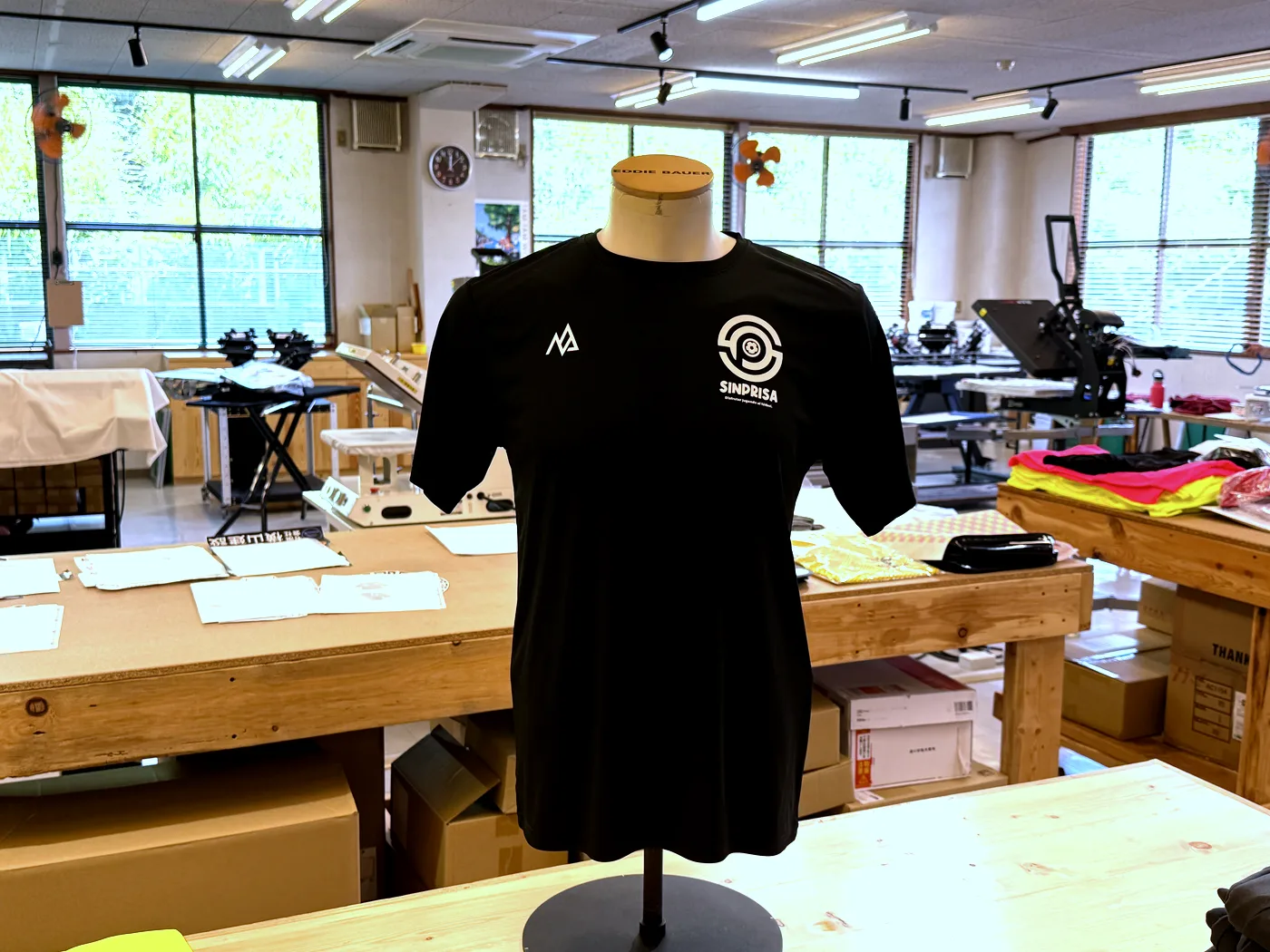 SINPRISA様の練習着（胸にワンポイントをプリントした黒のTシャツ）