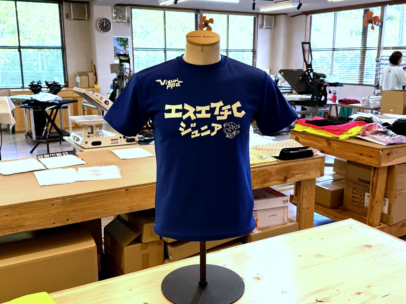 VIZURIPPA様のTシャツ（チーム名を大きくプリントしたネイビーのTシャツ）