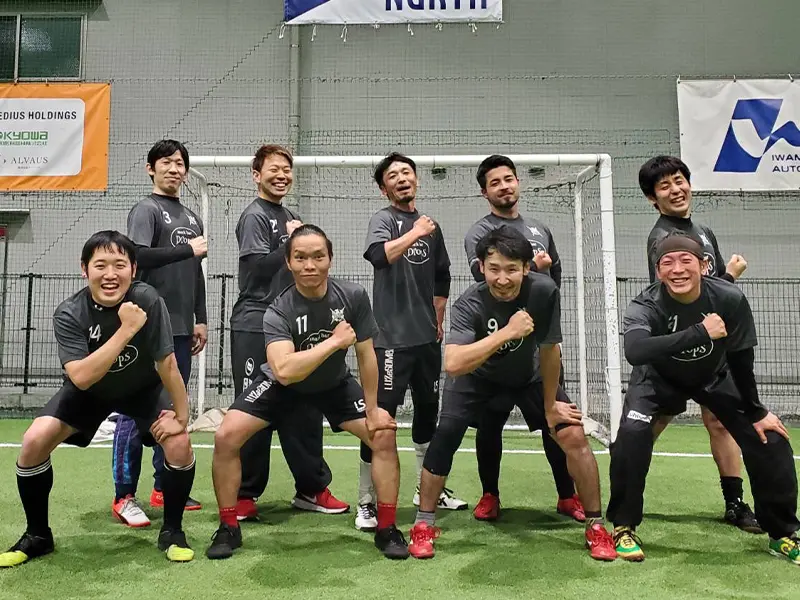 オリジナルウェアを着たフットサルチームの集合写真